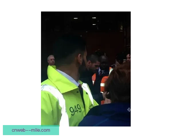 曼联宣布老特拉福德顶棚漏水修复工程因暴雨再度停工引发球迷担忧